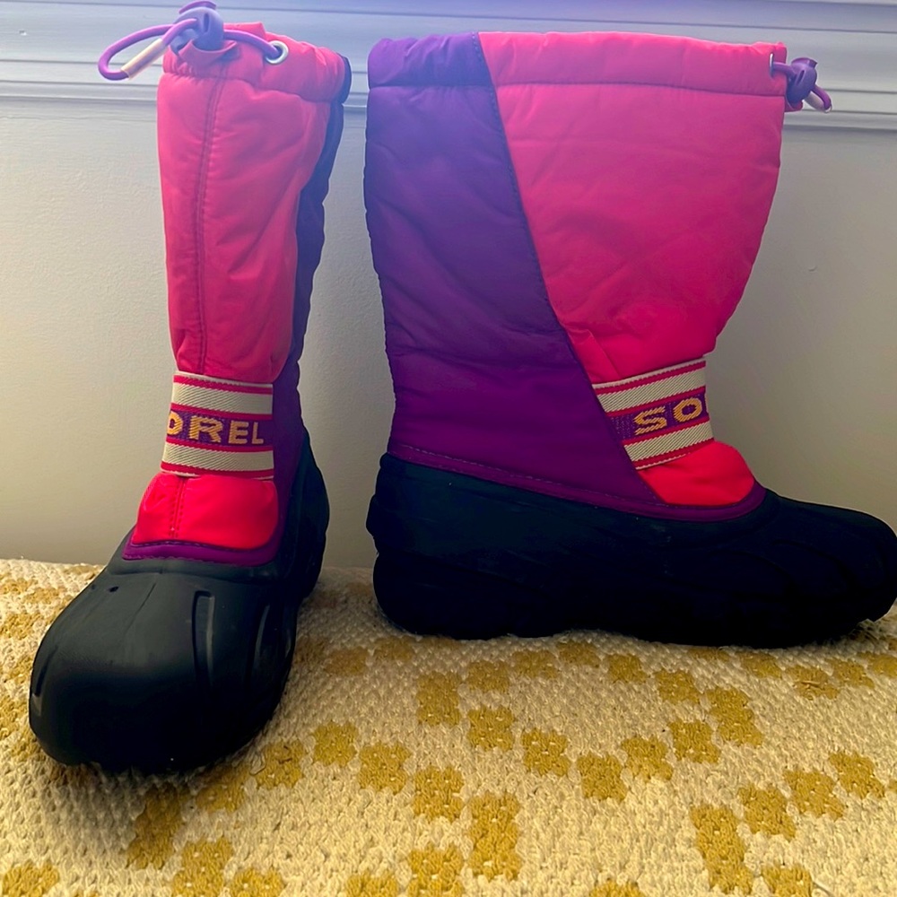 Sorel kids snow boot. Lug sole with draw string at top to keep out the snow